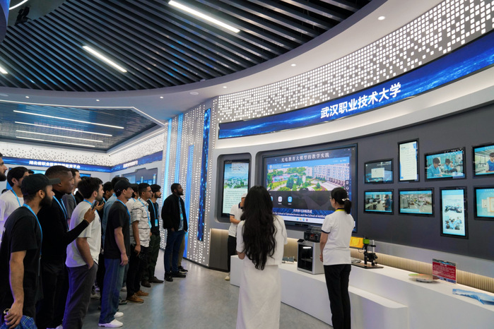武漢職業(yè)技術(shù)大學(xué)光電教育大模型亮相2025世界數(shù)字教育大會(huì)，承辦展覽展示